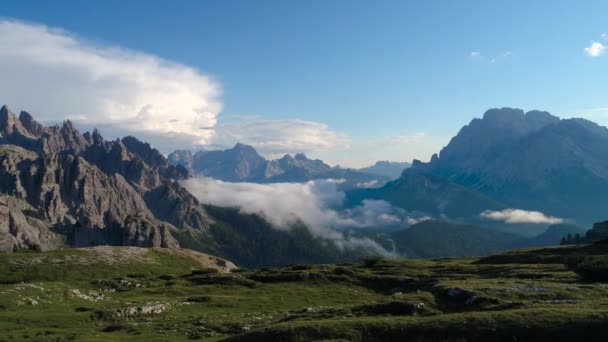 Parque Nacional de la Naturaleza Tre Cime En los Alpes Dolomitas. Hermosa naturaleza de Italia. Vuelos aéreos de aviones no tripulados FPV al atardecer — Vídeo de stock