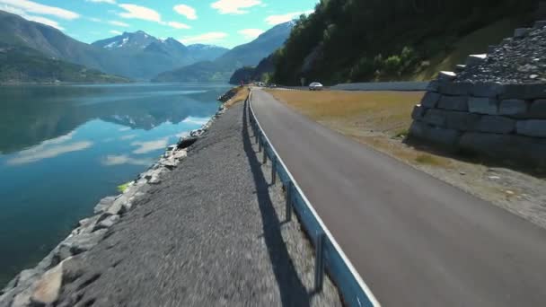 Žena běhá venku. Norský fjord. — Stock video