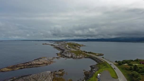 Atlantik Okyanusu Yolu veya Atlantik Yolu (Atlanterhavsveien) Norveç Yüzyılın İnşaatı olarak ödüllendirilmiştir ". Ulusal Turizm Rotası olarak sınıflandırılan yol." — Stok video