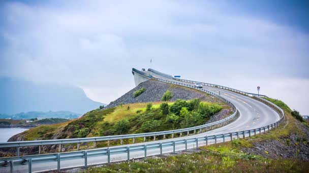 Atlantic Ocean Road of de Atlantic Road (Atlanterhavsveien) kreeg de titel (Noorse constructie van de eeuw). De weg geclassificeerd als een Nationale Toeristische Route. — Stockvideo