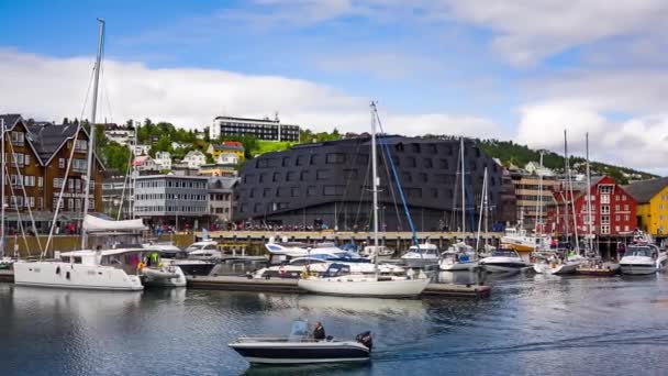 Pohled na přístav v Tromso, severní Norsko. Tromso je považováno za nejsevernější město na světě s více než 50 000 obyvateli. — Stock video