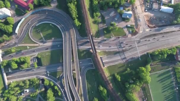 Luftaufnahme eines Autobahnkreuzes. — Stockvideo