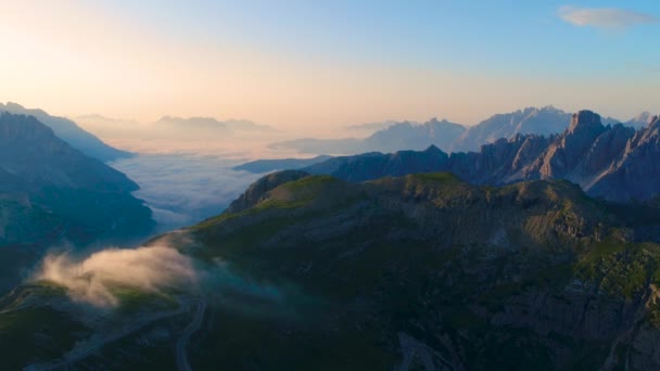 Parque Nacional de la Naturaleza Tre Cime En los Alpes Dolomitas. Hermosa naturaleza de Italia. Vuelos aéreos de aviones no tripulados FPV al atardecer — Vídeos de Stock