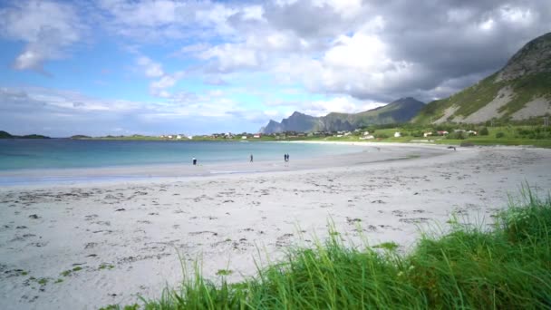 Beach Lofoten is een plaats in de Noorse gemeente Nordland, provincie Nordland. Staat bekend om een onderscheidend landschap met dramatische bergen en pieken, open zee en beschutte baaien, stranden — Stockvideo