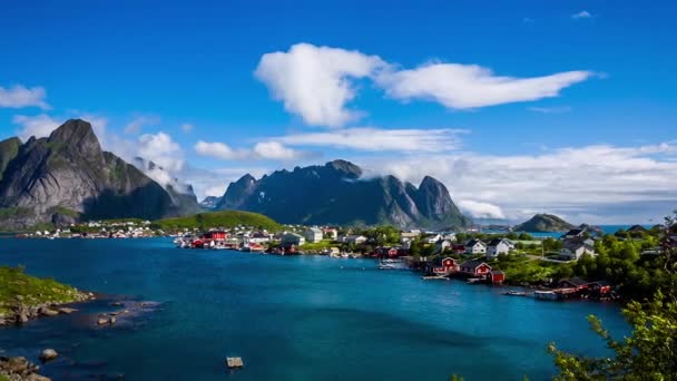 Lofoten is een archipel in de county van Nordland, Noorwegen. Staat bekend om een kenmerkende landschap met dramatische bergen en pieken, open zee en beschutte baaien, stranden en ongerepte land. — Stockvideo