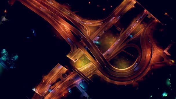 Noche Vista aérea de una intersección de carreteras senderos de tráfico en la noche Moscú — Vídeos de Stock