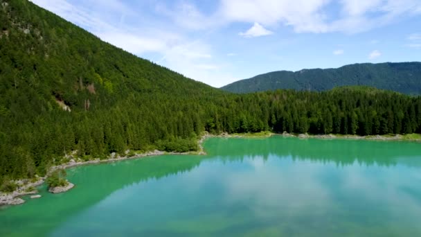 Λίμνη Lago di Fusine Superiore Ιταλία Άλπεις. Αεροπορικές πτήσεις μη επανδρωμένων αεροσκαφών. — Αρχείο Βίντεο