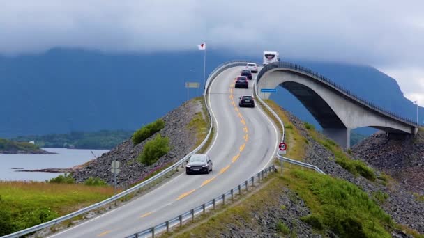 Atlantic Ocean Road lub Atlantic Road (Atlanterhavsveien) otrzymał tytuł (Norwegian Construction of the Century). Droga sklasyfikowana jako Krajowa Trasa Turystyczna. — Wideo stockowe