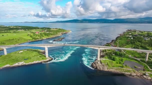 Whirlpools van de maalstroom van Saltstraumen, Nordland, Norway antenne bekijken prachtige natuur. Saltstraumen is een kleine straat met een van de sterkste getijdenstromingen in de wereld. — Stockvideo