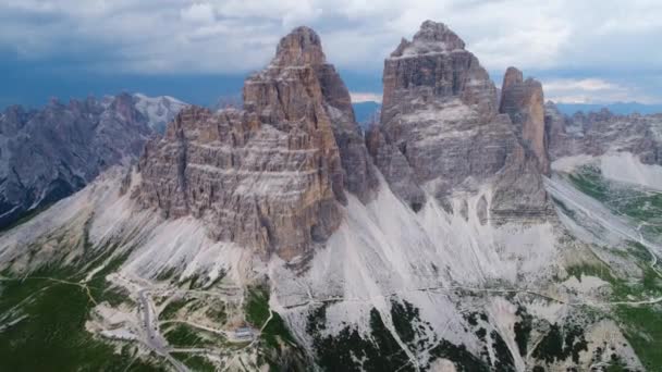 Parque Nacional de la Naturaleza Tre Cime En los Alpes Dolomitas. Hermosa naturaleza de Italia. Vuelos aéreos de aviones no tripulados FPV al atardecer — Vídeos de Stock