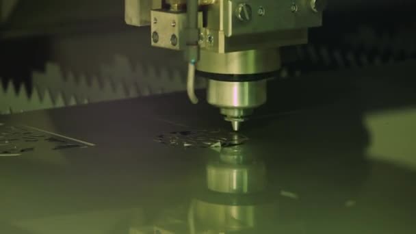 Corte a laser CNC de metal, tecnologia industrial moderna. — Vídeo de Stock