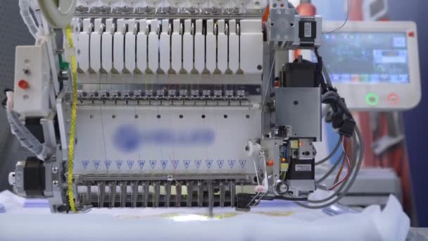 Automatický průmyslový šicí stroj pro šití digitálním vzorem. Moderní textilní průmysl. — Stock video