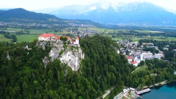 Eslovénia - Vista aérea resort Lake Bled. Fotografia aérea de drones FPV. Eslovenia bela natureza Castelo Bled . — Vídeo de Stock