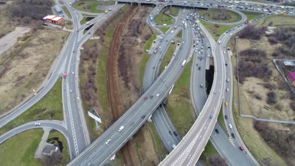 Vista aérea de una intersección de la autopista. Disparo en 4K (ultra alta definición (UHD) )) — Vídeos de Stock