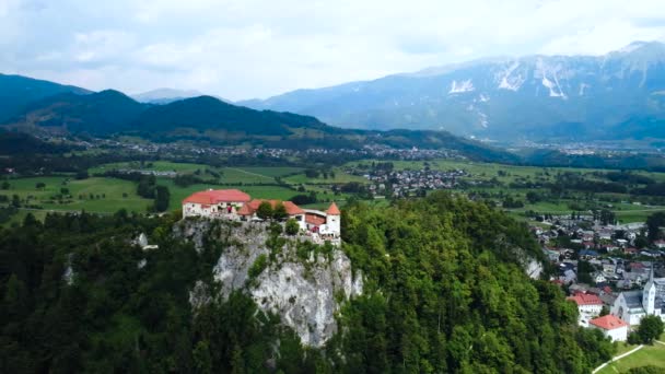 Słowenia - Ośrodek widokowy Jezioro Bled. Antenowy dron FPV. Słowenia Piękny zamek przyrody Bled. — Wideo stockowe