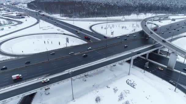 Widok z lotu ptaka na skrzyżowanie autostrady Pokryta śniegiem zimą. — Wideo stockowe