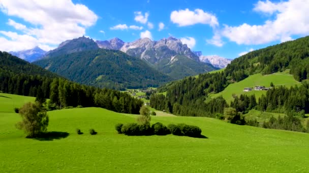 Vista panorâmica da bela paisagem dos Alpes, bela natureza da Itália. Voos aéreos de drones FPV . — Vídeo de Stock