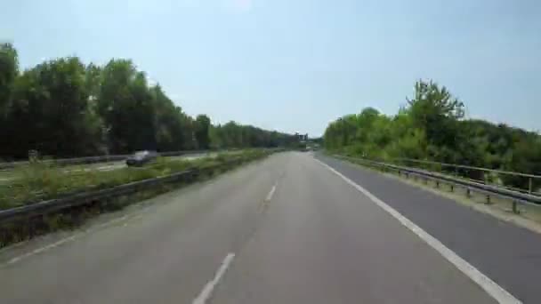 Автомобиль по расписанию ездит по автобану в Германии — стоковое видео
