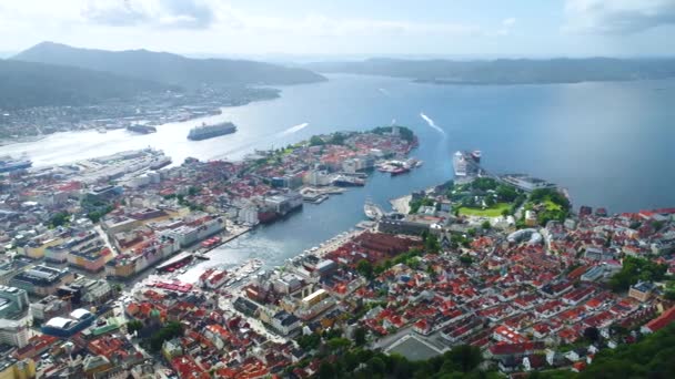 Bergen Hordaland városa és önkormányzata Norvégia nyugati partjainál. Bergen Norvégia második legnagyobb városa. A kilátás a madárrepülés magasságából. Légi FPV drónrepülések. — Stock videók
