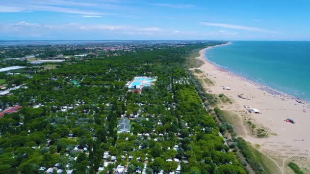 Italie, la plage de la mer Adriatique. Reste sur la mer près de Venise. Vols aériens de drones FPV .
