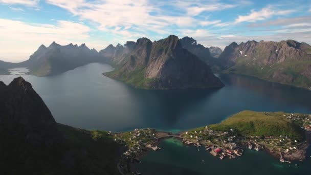 Lofoten is een eilandengroep in de Noorse provincie Nordland. Staat bekend om een onderscheidend landschap met dramatische bergen en pieken, open zee en beschutte baaien, stranden en ongerepte landen. — Stockvideo