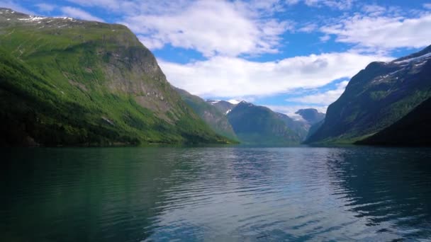 Piękna przyroda Krajobraz Norwegii. jezioro lovatnet. — Wideo stockowe