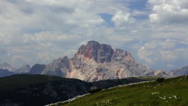 Timelapse Parque Nacional de la Naturaleza Tre Cime En los Alpes Dolomitas. Hermosa naturaleza de Italia . — Vídeos de Stock