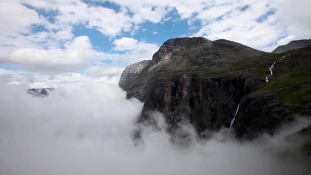Hermosa naturaleza Noruega niebla — Vídeo de stock