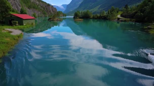 Schöne Naturlandschaft Norwegens. Lovatnet-See. — Stockvideo