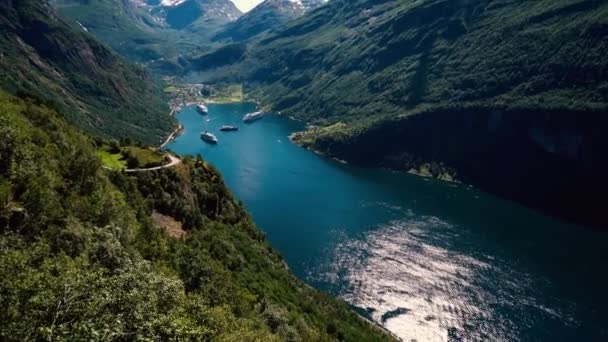 Geiranger fjord, Νορβηγία. Είναι ένα 15 χιλιόμετρα (9,3 μίλια) μακρύ υποκατάστημα έξω από το Sunnylvsfjorden, το οποίο είναι ένα υποκατάστημα έξω από το Storfjorden (Great Fjord). Όμορφη φύση Νορβηγία φυσικό τοπίο. — Αρχείο Βίντεο