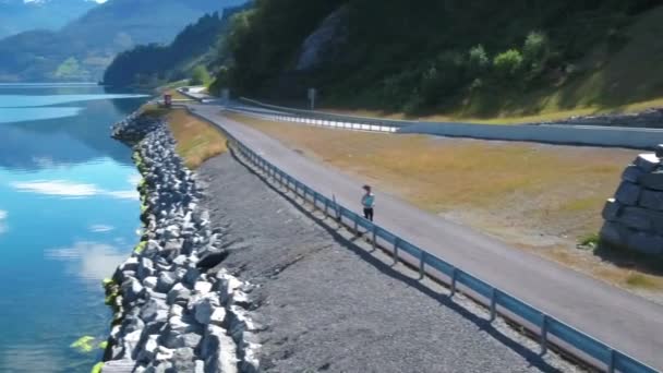 Femme faisant du jogging dehors au ralenti. Fjord norvégien .