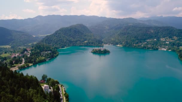 Slovenia Veduta aerea del lago di Bled. Drone FPV aereo. Slovenia Bellissimo castello naturale Bled . — Video Stock