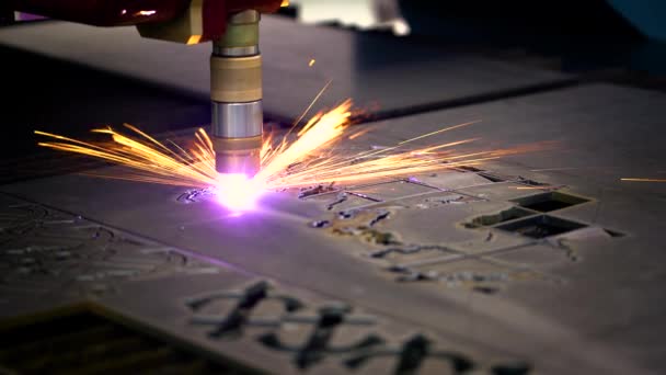 CNC Laser corte a plasma de metal, tecnologia industrial moderna . — Vídeo de Stock