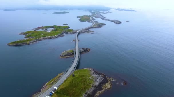 Widok z lotu ptaka Atlantic Ocean Road lub Atlantic Road (Atlanterhavsveien) otrzymał tytuł (Norwegian Construction of the Century). Droga sklasyfikowana jako Krajowa Trasa Turystyczna. — Wideo stockowe