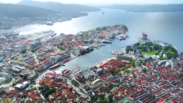 Το Bergen είναι πόλη και δήμος του Hordaland στη δυτική ακτή της Νορβηγίας. Το Μπέργκεν είναι η δεύτερη μεγαλύτερη πόλη στη Νορβηγία. Η θέα από το ύψος της πτήσης των πουλιών. Αεροπορικές πτήσεις μη επανδρωμένων αεροσκαφών. — Αρχείο Βίντεο