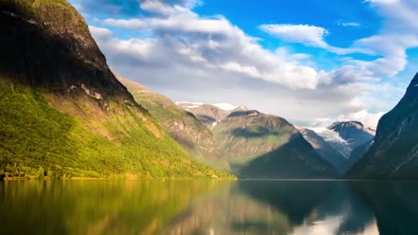 Piękna przyroda Krajobraz Norwegii. timelapse jezioro lovatnet. — Wideo stockowe