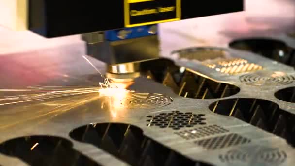 Découpe laser CNC de métal, technologie industrielle moderne. — Video