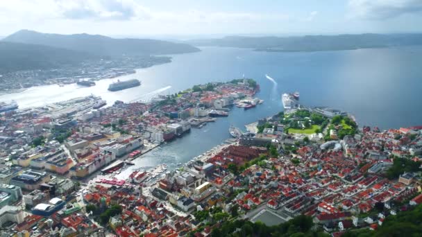 Bergen is een gemeente in de Noorse provincie Hordaland. Bergen is de op een na grootste stad van Noorwegen. Het uitzicht vanaf de hoogte van de vogelvlucht. Luchtvluchten met FPV-drone. — Stockvideo