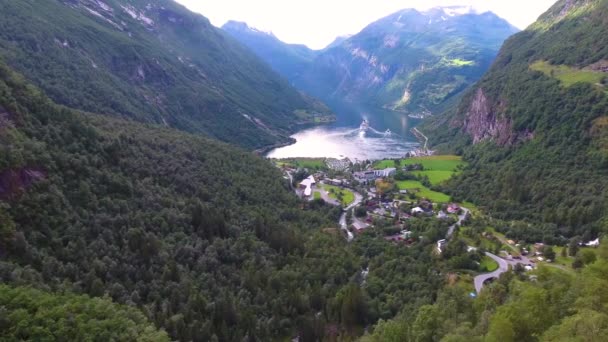 Geiranger fjord, Beautiful Nature Norway Aerial footage.它是距离Sunnylvsfjorden 15公里（9.3英里）的一个分支，是Storfjorden（大峡湾）的一个分支). — 图库视频影像