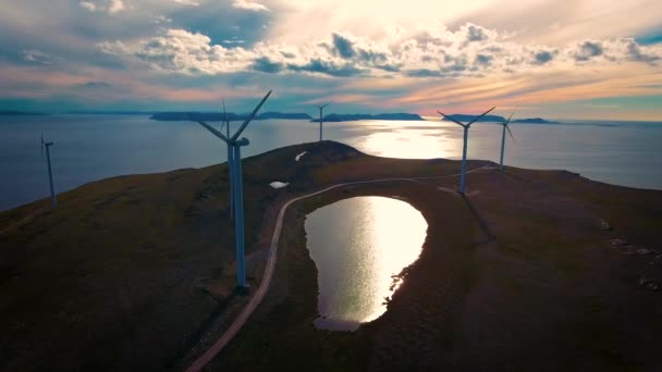 Molinos de viento para producción de energía eléctrica. Vista al Ártico Havoygavelen windmill park, Havoysund, Norte de Noruega Imágenes aéreas . — Vídeos de Stock