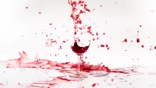 Σπάζοντας το ποτήρι του κόκκινου κρασιού σε αργή κίνηση σε λευκό φόντο — Αρχείο Βίντεο