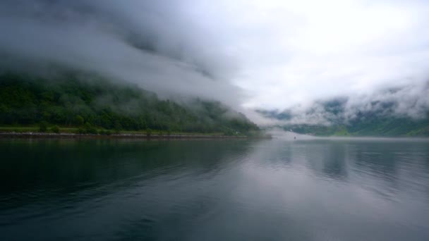 Geiranger Fjord, Schöne Natur Norwegen. Es handelt sich um einen 15 Kilometer langen Abzweig des Sunnylvsfjords, der vom Storfjord (Großer Fjord) abzweigt.). — Stockvideo