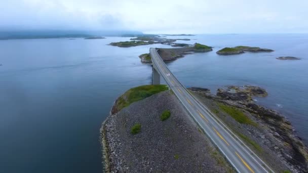 Vista aérea Atlantic Ocean Road o Atlantic Road (Atlanterhavsveien) ha sido galardonado con el título de (Norwegian Construction of the Century). La carretera clasificada como Ruta Turística Nacional . — Vídeos de Stock