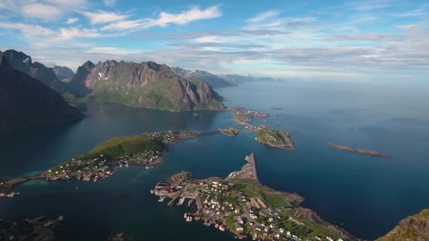 Лофотенские острова архипелаг в графстве Нордланд, Норвегия. Известен своими уникальными пейзажами с впечатляющими горами и пиками, открытым морем и защищенными бухтами, пляжами и нетронутыми землями . — стоковое видео