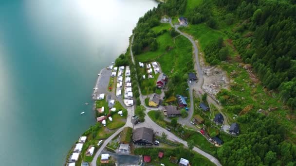 Güzel Doğa Norveç doğal manzarası. Rahatlamak için kamp alanının havadan görüntüsü. Aile seyahati, karavanla tatil gezisi.. — Stok video