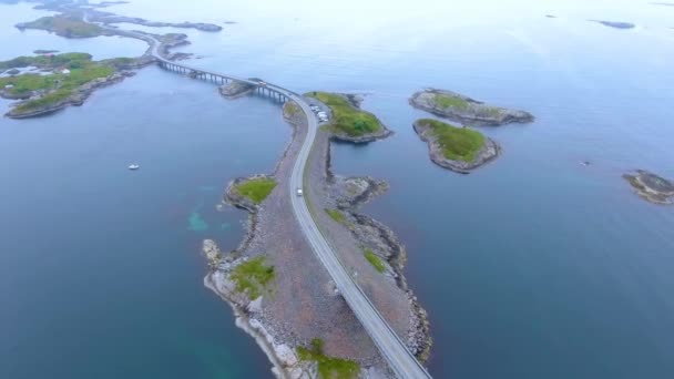 Vista aérea Atlantic Ocean Road o Atlantic Road (Atlanterhavsveien) ha sido galardonado con el título de (Norwegian Construction of the Century). La carretera clasificada como Ruta Turística Nacional . — Vídeo de stock