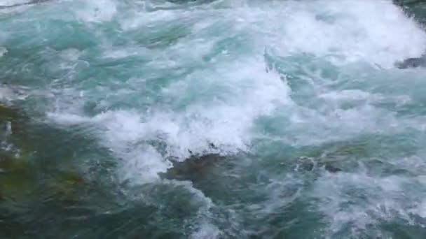 Montaña de agua del río con cámara lenta primer plano — Vídeos de Stock