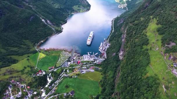 Fiorde Geiranger, imagens aéreas de Beautiful Nature Norway. É um ramo de 15 quilômetros (9.3 mi) de comprimento fora do Sunnylvsfjorden, que é um ramo fora do Storfjorden (Great Fjord ). — Vídeo de Stock