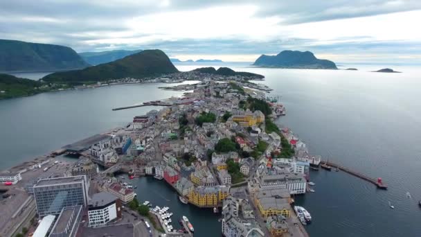 Aksla in de stad Alesund, Noorwegen Luchtopname — Stockvideo