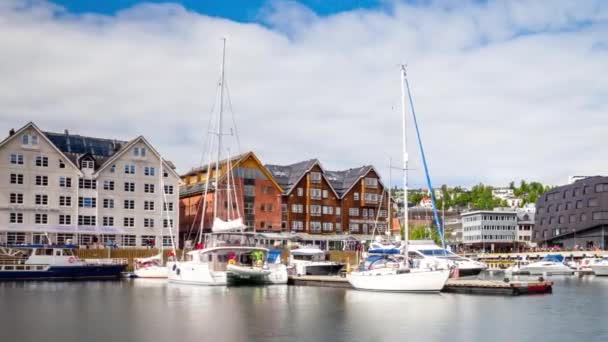 挪威北部特罗姆瑟的一个码头景观。特罗姆瑟被认为是世界上人口超过5万的最北端城市. — 图库视频影像